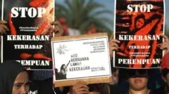 Komite Aksi Perempuan selama protes terhadap kekerasan seksual di Indonesia, dengan slogan Save Our Sisters, di Jakarta, Indonesia, pada 4 Mei 2016. 