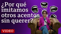 Laura García, con el cabello oscuro y corto, luce jeans y una camisa fucsia y está sentada en un sillón color cafe con unas ilustraciones de bocas de fondo