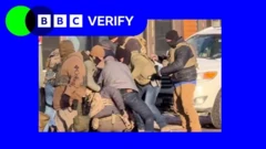 얼굴을 가린 요원들과 시민들이 한데 엉켜있다