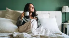 Mulher segurando uma xícara