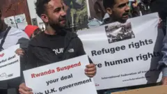 متظاهرون في لندن يعترضون على خطة الترحيل إلى رواندا