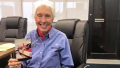 Wally funk tenant une photo d'elle