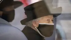 Акыркы жолу королева Елизавета II 17-апрелде канзаада Филиппти жерге берүү зыйнатында коомчулуктун алдына чыкты