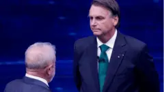 Lula e Bolsonaro durante debate no dia 16 de outubro