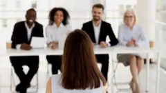 Una mujer está siendo entrevistada para un trabajo.