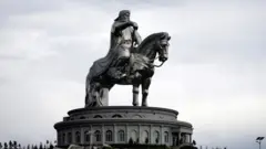 Moğolistan'da Cengiz Han'ın atlı heykeli.