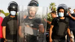 أفراد وحدات التدخل أمام البرلمان.