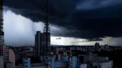 Prédios de São Paulo sob nuvens pesadas