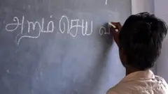 பள்ளியில் படிக்கும் குழந்தைகள்