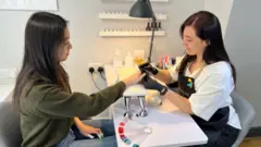 Valeriia nói cô vui mừng được trò chuyện với khách hàng.
