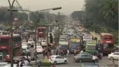 ঢাকার রাজপথে অসংখ্য যানবাহন