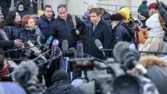 Адвокаты и журналисты у здания суда