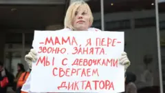 Демонстрантка