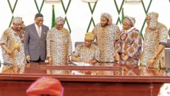 Makinde ati awọn to wọ aṣọ Amotekun