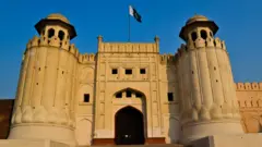 شاہی قلعہ