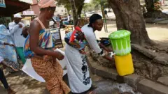 Abaturage babanzaga gukaraba intoki mbere yo gutora ku itegeko nshinga no gutara abadepite