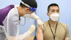 30세 미만 장병에 대한 신종 코로나바이러스 감염증(코로나19) 예방 백신 접종이 시작된 7일 해병대 연평부대에서 장병들이 백신을 맞고 있다
