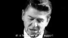 Reagan em discurso televisionado, com imagem em preto e branco