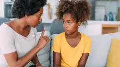 Maman sermoinnant sa fille