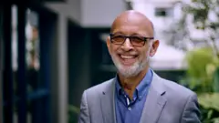 Alexandre Kalache sorrindo em ambiente externo