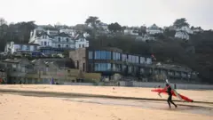 정상들은 콘월 해안에 위치한 카비스 베이 호텔에서 만난다