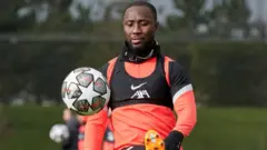 Naby Keita de Liverpool lors d'une session d'entraînement au centre de formation AXA le 15 février 2021 à Kirkby, en Angleterre.