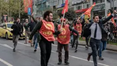 Taksim'e çıkmaya çalışan bir grup koşuyor