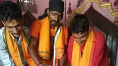 దిల్‌షాద్, నౌషాద్, ఇర్షాద్‌లు హిందూ మతాన్ని స్వీకరించిన తర్వాత తమ పేర్లను దిలేర్ సింగ్, నరేంద్ర, కవి అని మార్చుకున్నారు