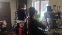 Місцеві жінки готують на кухні