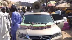 Wani mai tallan maganin gargajiya a mota da amsakuwa