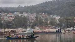 Ifoto mbarankuru igaragaza abagenzi bari mu bwato mu kiyaga cya Kivu bava i Bukavu berekeza ku kirwa cy'Ijwi, ku itariki ya 5 y'ukwezi kwa cumi na kumwe mu 2021