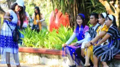 ရန်ကုန်က တိုင်းရင်းသားကျေးရွာမှာ တွေ့ရတဲ့ ကရင်လူငယ်တွေ