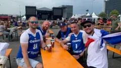 Filip ( prvi levo) sa prijateljima uoči utakmice Češka - Turska 