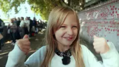 엘리자베스 2세 여왕을 추모하기 위해 줄을 선 어린 조문객