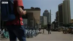 ইয়ান ঝিগাং চীনের পরিবর্তন ধারণ করে গেছেন তার ক্যামেরায়