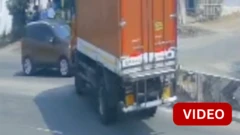 தாராபுரத்தில் கார் - லாரி மோதல்