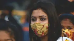 మాస్కు ధరించిన యువతి