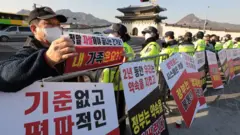 코로나19 대응 전국자영업자비상대책위원회가 22일 서울 광화문 시민열린마당에서 영업제한, 방역패스 조치 중단과 함께 근로기준법 5인 미만 확대 반대를 요구하는 총궐기 대회를 진행하고 있다