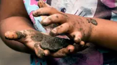 진흙이나 모래를 주무르는 활동은 아이들이 감각과 움직임이 상호 작용하는 방식을 개발하는 데 도움이 될 수 있다