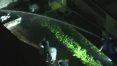 휴스턴의 중국 영사관에서 사람들이 호스와 쓰레기통을 사용하는 모습이 찍혔다