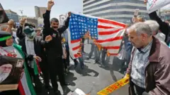 Raia wa Iran wakichoma bendera ya Marekani