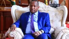 Serikali kuu ya Kenya imemuondolea Gavana wa Nairobi Mike Sonko mamlaka ya utawala, anayekabiliwa na tuhuma zikiwemo za ufisadi