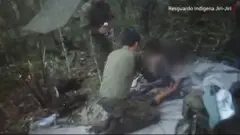 Rescate de niños indígenas en la selva colombiana
