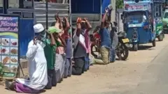 பயணத்தடையை மீறிய பொதுமக்களை முட்டியிட வைத்த இலங்கை ராணுவத்தினர் நீக்கம்
