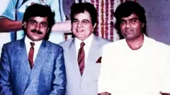 अशी ही बनवाबनवी चित्रपटाच्या यशानिमित्त आयोजित पार्टीप्रसंगी दिलीप कुमार यांच्यासोबत लक्ष्मीकांत बेर्डे आणि अशोक सराफ