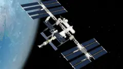 Para garantir que não represente perigo no futuro, construção de 400 toneladas será trazida através da atmosfera até cair no mar, na maior reentrada espacial da história.