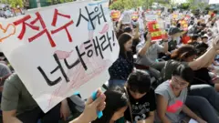 16일 오후 인천 서구 인천 2호선 완정역 인근에서 시민들이 '붉은 수돗물' 사태의 철저한 원인규명과 대책을 촉구하며 구호를 외치고 있다