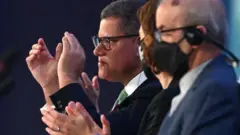 El presidente de la COP26, Alok Sharma, asiste a la sesión plenaria de clausura de la Cumbre del Clima COP26 en el SECC el 13 de noviembre de 2021