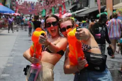 Du khách trong dịp lễ té nước (Songkran) ở thủ đô Bangkok, Thái Lan