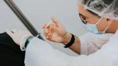 Британія та ЄС сперечаються через поставки AstraZeneca. Що відбувається